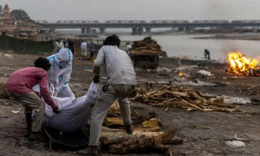 Ινδία: 78χρονη που "πέθανε" από κορονοϊό σηκώθηκε πριν την κάψουν